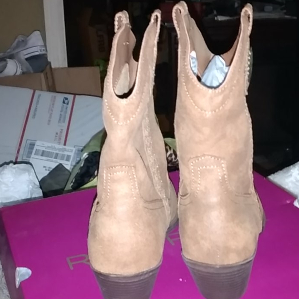 Boots - Picture 3 of 5